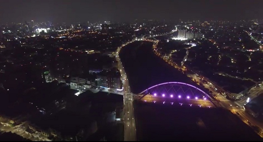中市東區新亮點　粉紫色東昇橋照亮夜空